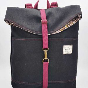 Mochila impermeable negra con interior de flores